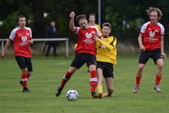 Fußball-Landesklasse: Auerbacher bauen ihre Erfolgsserie gegen Oberlungwitz weiter aus - Auerbachs Marc Wöllner (in Gelb) beim Zweikampf mit dem Oberlungwitzer Christian Hallbauer. 