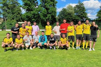 Fußball-Landesklasse: Auerbacher Defensivspezialist überrascht gegen Meeraner SV im Sturm - Starkes Debüt: Die zweite Männermannschaft des VfB Auerbach hat ihre erste Saison in der Fußball-Landesklasse auf Platz 4 abgeschlossen. Bei ihrem letzten Saisonspiel gegen den Meeraner SV sorgte vor allem Ricardo Förster (Zweiter von rechts) für eine Überraschung.