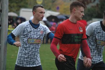 Fußball-Landesklasse: Bei zwei Geringswalder Kickern ruht die Freundschaft für 90 Minuten - Beim Auswärtsspiel in Riesa bei strömenden Regen in der vorigen Woche war Paul Köhler (l.) bei gegnerischen Eckstößen für die Absicherung des kurzen Pfostens zuständig. Bislang hat er in dieser Saison drei Tore erzielt und gehört zum Stammpersonal beim HFC Colditz.