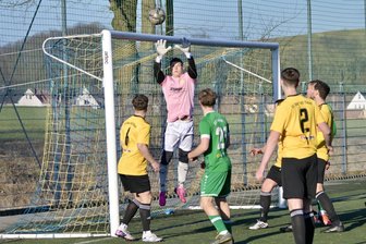 Fußball-Landesklasse: Blau-Gelb Mülsen erwischt gegen Merkur Oelsnitz rabenschwarzen Tag - Der Mülsener Torwart Moritz Tomann pflückt in Halbzeit zwei eine Ecke der Vogtländer herunter. Die Hausherren hatten ihre besten Chancen selbst nach Eckstößen, verpassten aber gerade in der ersten Hälfte den eigenen Treffer.