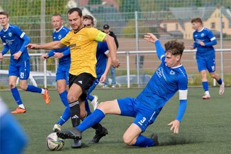 Fußball-Landesklasse: Blau-Gelb Mülsen fährt höchsten Saisonsieg ein und springt ans rettende Ufer - Duell der Kapitäne: Der Mülsener Steve Ehrler (l.) gegen Paul-Luis Eckhardt. Innenverteidiger Ehrler vertrat Jonas Schebitz als Spielführer der Blau-Gelben und köpfte nach Ecke zum 5:0 in der zweiten Halbzeit ein.
