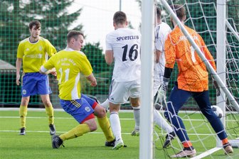 Fußball-Landesklasse: Blau-Gelb Mülsen kommt nach Rückstand gegen Syrau zurück und holt einen Punkt - Franz Thümmler (Zweiter von links.) drückt den Ball zum erlösenden 1:1 für Mülsen über die Linie. Das Unentschieden bedeutet das dritte Spiel in Serie ohne Niederlage für Blau-Gelb Mülsen.