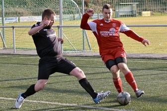 Fußball-Landesklasse: Blau-Gelb Mülsen nimmt Revanche gegen Rapid Chemnitz und holt erste Rückrundenpunkte - Der Mülsener Nils Frischmann (rechts) stellte mit einem sehenswerten Treffer die Weichen zum Sieg.