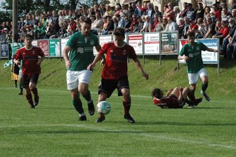 Fußball-Landesklasse: BSC Freiberg und SV Fortuna Langenau gewinnen mittelsächsische Derbys, Germania Mittweida unterliegt Stahl Riesa - Umkämpftes Derby vor mehr als 300 Zuschauern: Der Langenauer Hans Schmieder (am Ball) holte für sein Team beim SV Lichtenberg zwei Elfmeter heraus. Am Ende fuhren die Fortuna-Kicker den nächsten wichtigen Sieg im Kampf um den Klassenerhalt ein.