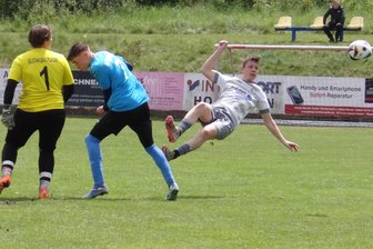 Fußball-Landesklasse der A-Junioren: Ein artistischer Siegtreffer und eine Schiedsrichterin mit Adleraugen - Artistisch trifft hier Jimmy Wallner (rechts) zum 3:1 für Bergen/Tirpersdorf ins leere Tor, die Plauener Amon Lautenschläger (links) und Mads Hiemisch haben zuvor den Ball verpasst.
