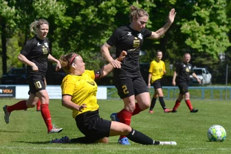 Fußball-Landesklasse der Frauen: Das Vogtlandderby wird zum Schützenfest - Pfaffengrüns Laura Kühn (gelbes Trikot) gewinnt hier den Zweikampf gegen Rodewischs dreifache Torschützin Marie Hagen.