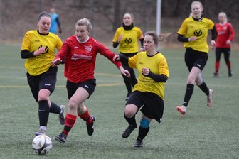 Fußball-Landesklasse der Frauen: Der Siegtreffer im Derby fällt in der 90. Minute - Die Rodewischerin Sophie Müller (rotes Trikot) wird hier von den Gästespielerinnen Penelope-Yves Wonneberger (links) und Jessica Vogel verfolgt.