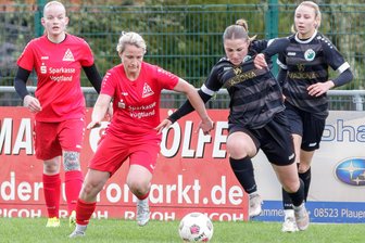 Fußball-Landesklasse der Frauen: Ein Phänomen schießt die SG Jößnitz per Traumtor auf die Siegerstraße - Die Jößnitzerin Christiane Gotte (vorn links) kämpft mit der später verletzt ausgeschiedenen Oelsnitzerin Xenia Lydia Zschäck um den Ball.