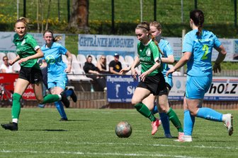 Fußball-Landesklasse der Frauen: Merkur Oelsnitz siegt auch gegen Waldenburg - Merkurs Torschützin Kristin Steinel (am Ball) läuft hier Richtung Tor des SV Waldenburg. Links Teamkameradin Marie-Luise Schlott.