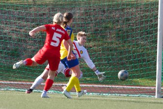 Fußball-Landesklasse der Frauen: Vogtländerin gelingen sieben Tore in einem Spiel - Die Jößnitzerin Christiane Gotte (rotes Trikot) erzielt hier eines ihrer vier Tore.