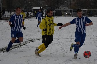 Fußball-Landesklasse: Derby zwischen BSC Freiberg und Germania Mittweida zum Hinrundenende - Als die Landesklasse-Fußballer von Germania Mittweida, hier mit Nick Goeschel (r.) und Franz Weinert (l.) zuletzt auf Schnee gespielt haben, gewannen sie immer. So auch in der Vorwoche gegen Großenhain.