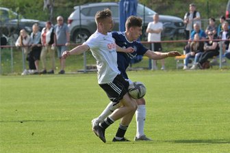 Fußball-Landesklasse: Die Punkte aus den Unentschieden sind für Mülsen und Lok Zwickau wichtig - So wie im Derby vor zwei Wochen – das Foto zeigt einen Zweikampf zwischen dem Zwickauer Felix Seidel (links) und Noah Schebitz aus Mülsen – stand an diesem Wochenende für die Fußballer des ESV Lok Zwickau und des SV Blau-Gelb Mülsen ein Unentschieden zu Buche. Der jeweils eine Punkt könnte sich für beide Teams aber noch auszahlen.