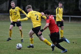Fußball-Landesklasse: Druck beim VfB Auerbach II steigt - Auerbachs Konrad Lippmann (am Ball) versucht sich hier gegen den Lok Spieler Yassin Mallah durchzusetzen. Seine Einsätze in der zweiten Männermannschaft nimmt der U-19-Spieler sehr ernst.
