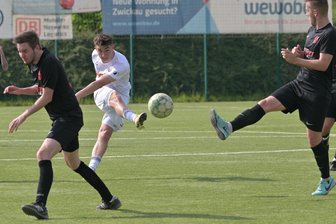 Fußball-Landesklasse: ESV Lok Zwickau will sich bei Rasenpremiere als würdiger Meister präsentieren - Nick Krämer (am Ball) und sein Teamkollegen vom ESV Lok Zwickau haben die Landesliga schon fest im Blick.