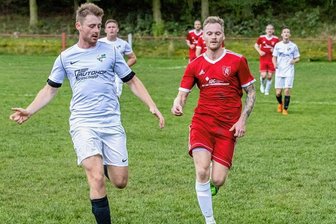 Fußball-Landesklasse. Favoritenrolle steht fest - Das Hinspiel zwischen Thalheim und Neukirchen war eine klare Angelegenheit - für den Außenseiter. Nun sinnen die Tannen um Adrian Teichert (l.), hier im Duell mit Kevin Möschwitzer, auf Revanche.