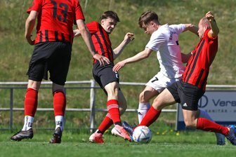 Fußball-Landesklasse: Fortschritt Lichtenstein lässt sich von Germania Mittweida nicht aus der Ruhe bringen - Lucas Wilczynski (weißes Trikot) brachte Lichtenstein am Sonntag gegen Mittweida mit 3:2 in Führung.