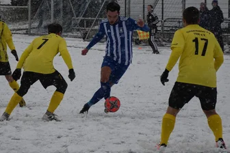 Fußball-Landesklasse: Germania Mittweida schlägt Großenhainer FV und bleibt in der Hinrunde zuhause ungeschlagen - Adrian Wild (M.) sorgte gegen den Großenhainer FV mit dem Treffer zum 4:0 für den Schlusspunkt. Die Mittweidaer kletterten dadurch auf den 4. Platz.