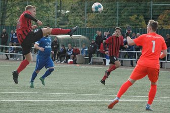 Fußball-Landesklasse: Germania Mittweida spielt sich in einen Rausch - Artistisch: Toni Hahn (l.) traf per Lupfer zum 5:0. Germania ist nun Fünfter der Tabelle.