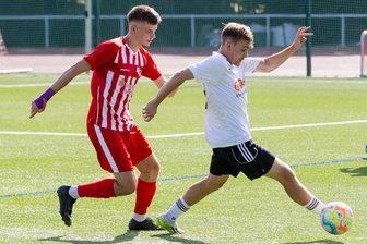 Fußball-Landesklasse: Goldenes Tor fällt nach wenigen Sekunden - Er schoss die Stollberger nach zuletzt vier torlosen Spielen zum Sieg gegen Irfersgrün: Moritz Heuschkel (links), hier beim Pokalspiel gegen den Zwickauer Pascal Hirschmann.