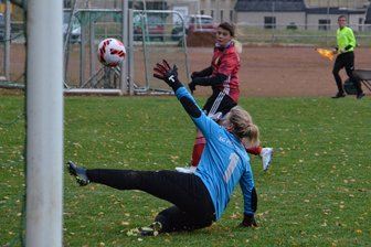 Fußball, Landesklasse: Herolderinnen wahren ihre weiße Weste - Vanessa Krohn (hinten) erwischte gegen die SpG Pfaffengrün einen Sahnetag. Beim 3:1-Sieg des ESV Eintracht Thum-Herold erzielte sie alle drei Treffer für den Ligaprimus. In dieser Szene trifft sie zum 1:0.