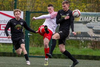 Fußball-Landesklasse: Irfersgrüner Freistoßtor lässt Meeraner Sorgenfalten wachsen - Auch der beste Torschütze des Meeraner SV, Joe Lino Müller (Mitte), blieb gegen Irfersgrün erfolglos.