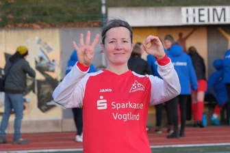 Fußball-Landesklasse: Jößnitz festigt den 2. Platz - Christin Richter zeigt es an: Nach dem 4:0-Erfolg gegen den FC Thüringen Weida haben die Jößnitzerinnen in der Landesklasse gut lachen.