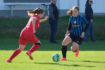 Fußball-Landesklasse: Jößnitzer Frauen feiern Kantersieg - Florentine Gnüchtel (links) sorgte mit ihren beiden Treffern für klare Verhältnisse beim 6:1-Sieg der SG Jößnitz.