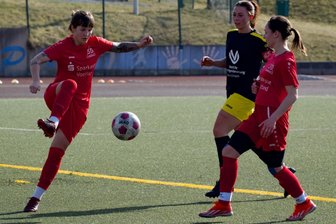 Fußball-Landesklasse: Jößnitzer Frauen machen es unnötig spannend - Nicole Döring (links) traf dreimal für Jößnitz und bereitete ein weiteres Tor vor.