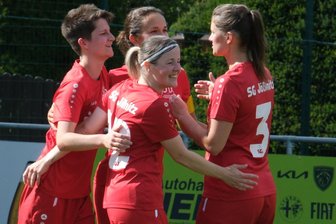 Fußball, Landesklasse: Jößnitzer Frauen schieben sich mit Kantersieg am Vorjahresmeister vorbei auf Platz 1 - Die Fußballerinnen der SG Jößnitz feiern hier einen Torerfolg. Durch ihren Heimsieg gegen den SV Kirchberg stehen sie auf Tabellenplatz 1.