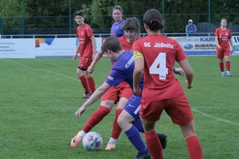 Fußball, Landesklasse: Jößnitzer Frauen triumphieren gegen Erzgebirge Aue II - Nicole Döring (am Ball) von der SG Jößnitz traf gegen Aue gleich doppelt.