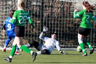 Fußball-Landesklasse: Jößnitzerinnen gewinnen Vogtlandderby in Oelsnitz - Die Jößnitzerin Desideria Rudert (links) überwindet hier Merkurs Torfrau Cathleen Teubert zu 0:1, die Oelsnitzerinnen Marie-Luise Schlott (links) und Lena Kliegel schauen zu.