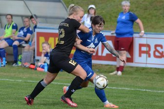 Fußball-Landesklasse: Jößnitzerinnen starten mit Derbysieg in Rodewisch - Zweikampf zwischen der Rodewischerin Hanna Neitsch (links) und Nicole Döring.