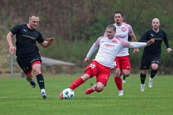 Fußball-Landesklasse: Lichtenstein entscheidet Derby gegen Meerane in der Schlussphase - Das Foto zeigt den Lichtensteiner Doppeltorschützen Josias Günnel (links) im Zweikampf mit Max Käßner vom Meeraner SV.