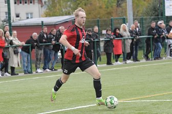 Fußball-Landesklasse: Lok Zwickau tut sich gegen SC Syrau erneut schwer - Arian Liebers treibt den Ball nach vorn. Er kam mit dem Team des ESV Lok Zwickau am Sonntag zu einem 2:2 gegen den SC Syrau.