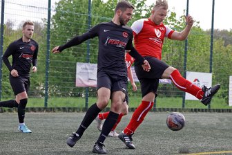 Fußball-Landesklasse: Meeraner SV droht Abstieg nach dem Heimspiel gegen Absteiger TSV Flöha - Philipp Schick (l.) - hier im Duell mit Stefan Rücker vom OSV - trifft mit Meerane am Sonntag auf Flöha.