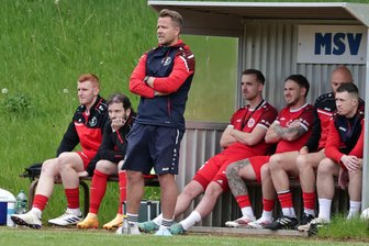 Fußball-Landesklasse: Meeraner SV und Blau-Gelb Mülsen lassen Federn im Abstiegskampf - Die Meeraner um Trainer Steffen Vogel (stehend) haben nach der 1:2-Niederlage gegen Freiberg noch vier Endspiele für den Verbleib in der Landesklasse.