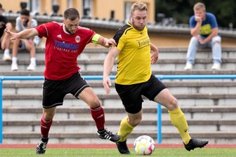 Fußball-Landesklasse: Mit dem Bruder an die Elbe - BSC-Spielertrainer Rico Thomas (r.), hier im Derby-Duell mit dem Langenauer Philipp Musch, setzt wieder auf seinen Bruder.