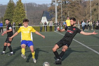 Fußball-Landesklasse: Mülsen siegt dank Brüderpaar und bleibt erster Verfolger von Lok Zwickau - Das Landesklasse-Derby zwischen Mülsen und Meerane am Sonntagnachmittag war von Zweikämpfen wie hier zwischen dem Mülsener Leopold Rabe (links) und dem Meeraner Philipp Schick geprägt. Am Ende sorgte ein Doppelschlag der Hausherren nach rund einer halben Stunde für die Vorentscheidung beim 2:1-Erfolg.
