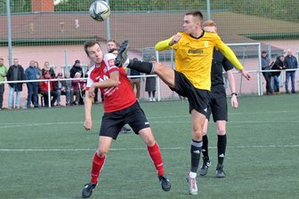 Fußball-Landesklasse: Mülsen und Oberlungwitz liefern sich im Derby eine Zweikampfschlacht - Der Mülsener Noah Schebitz (rechts) beweist hier vollen Körpereinsatz gegen Pierre Grabandt vom Oberlungwitzer SV. Die beiden Akteure im Zentrum mussten in einem intensiven Derby für jede Aktion richtig ackern.