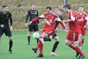 Fußball-Landesklasse: Mülsener Niederlage bringt dem ESV Lok Zwickau die Tabellenführung - Viel Engagement zeigte der SV Auerhammer als Schlusslicht der Fußball-Landesklasse im Duell mit dem bis dahin Tabellenzweiten aus Mülsen (rote Trikots). Auch das führte zu knappen 1:2-Niederlage von Steve Ehrler (am Ball) und seinen Teamkollegen. Foto: Ralf Wendland