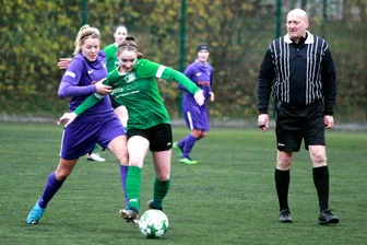 Fußball-Landesklasse: Oelsnitzerinnen schenken Erzgebirge Aue fünf Stück ein - Merkurs Kristin Steinel (grünes Trikot) lässt hier Aues Jasmin Grabs stehen. Rechts Schiedsrichter Michael Böhm.