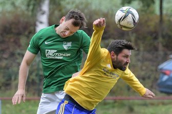 Fußball-Landesklasse: Premierengegner für Thalheimer und Stollberger - Lucas Lorenz (l.) und der SV Tanne Thalheim wissen, wie man Blau-Gelb Mülsen (mit Thomas Baumann) bezwingt. Ob auch Stollberg ein Dreier gegen die Westsachsen gelingt, wird sich am Sonntag zeigen.