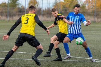 Fußball: Landesklasse-Reform lässt auch in Kreisligen viele Vereine zittern - Derzeit läuft es richtig gut für Leon Süß (l.), Jannis Bahlcke und den Oelsnitzer FC – hier im Spiel gegen den FSV Sosa mit Gaga Dolidze. Sollte der OFC auch am Ende der Erzgebirgsliga-Saison ganz oben stehen, ist der Aufstieg aber noch nicht sicher. Aufgrund der Landesklasse-Reform stehen Relegationsspiele an.