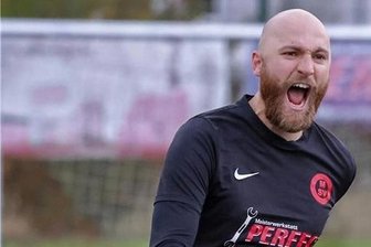 Fußball-Landesklasse: Robust, mit Eiern und dem Quäntchen Glück – so lief der Einstand von Meeranes neuem Coach - Nervenstark: Felix Petzold vom Meeraner SV – hier beim Jubel gegen Zwickau – verwandelte auch in Flöha einen Elfmeter. Coach Marco Waldenburger verwendete stattdessen eine an Oliver Kahn erinnernde Formulierung, die mit Eiern zu tun hat.