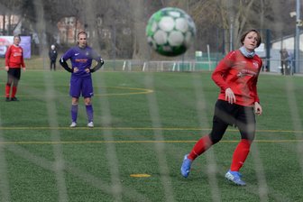 Fußball-Landesklasse: Rodewischerinnen besiegen FC Erzgebirge Aue II nach Abnutzungskampf - Marie Hagen (rechts) verwandelt einen Foulelfmeter zur 1:0-Führung für den 1. FC Rodewisch.