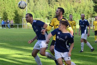 Fußball, Landesklasse: Rutscht der VfB Auerbach II noch mal in den Abstiegsstrudel? - Auerbachs Marcel Dressel (gelbes Trikot) wird hier von zwei Mülsener Gegenspielern bedrängt.
