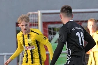 Fußball, Landesklasse: Schneeberger überraschen in Stollberg - Eric Klausnitz (l.) und Concordia Schneeberg gewannen in Stollberg mit 3:0.