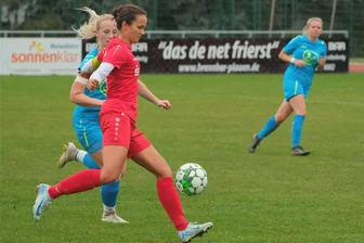Fußball-Landesklasse: SG Jößnitz feiert Kantersieg - Julia Heyne (in Rot) treibt den Ball nach vorn. Mit dem 6:0 gegen Waldenburg verteidigte die SG den 2. Platz.