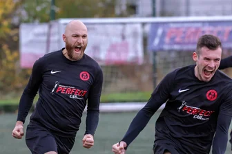 Fußball-Landesklasse: So zog der Meeraner SV dem ESV Lok Zwickau den Zahn - Haben das Jubeln nach zuvor sechs Niederlagen am Stück nicht verlernt: Felix Petzold und Julian Rudolph (von links) vom MSV.