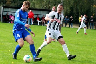 Fußball-Landesklasse: SSV Bad Brambach in den Fußstapfen souveräner Aufsteiger - Lucas Kriesten (links) will mit seinem SSV Bad Brambach die Verfolger auf Distanz halten. Auch Matthias Zaretzky (rechts) lauert mit seinem VfB Plauen Nord.